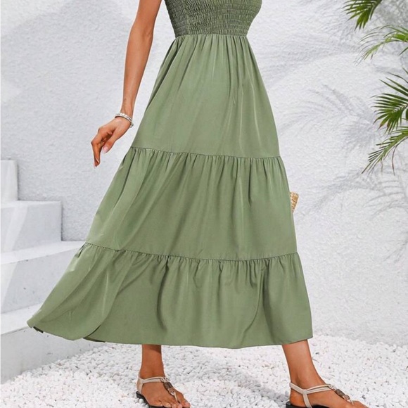 Green Tiered Smocked Maxi dress for Casual Wear
8127 - Picture 6 of 7